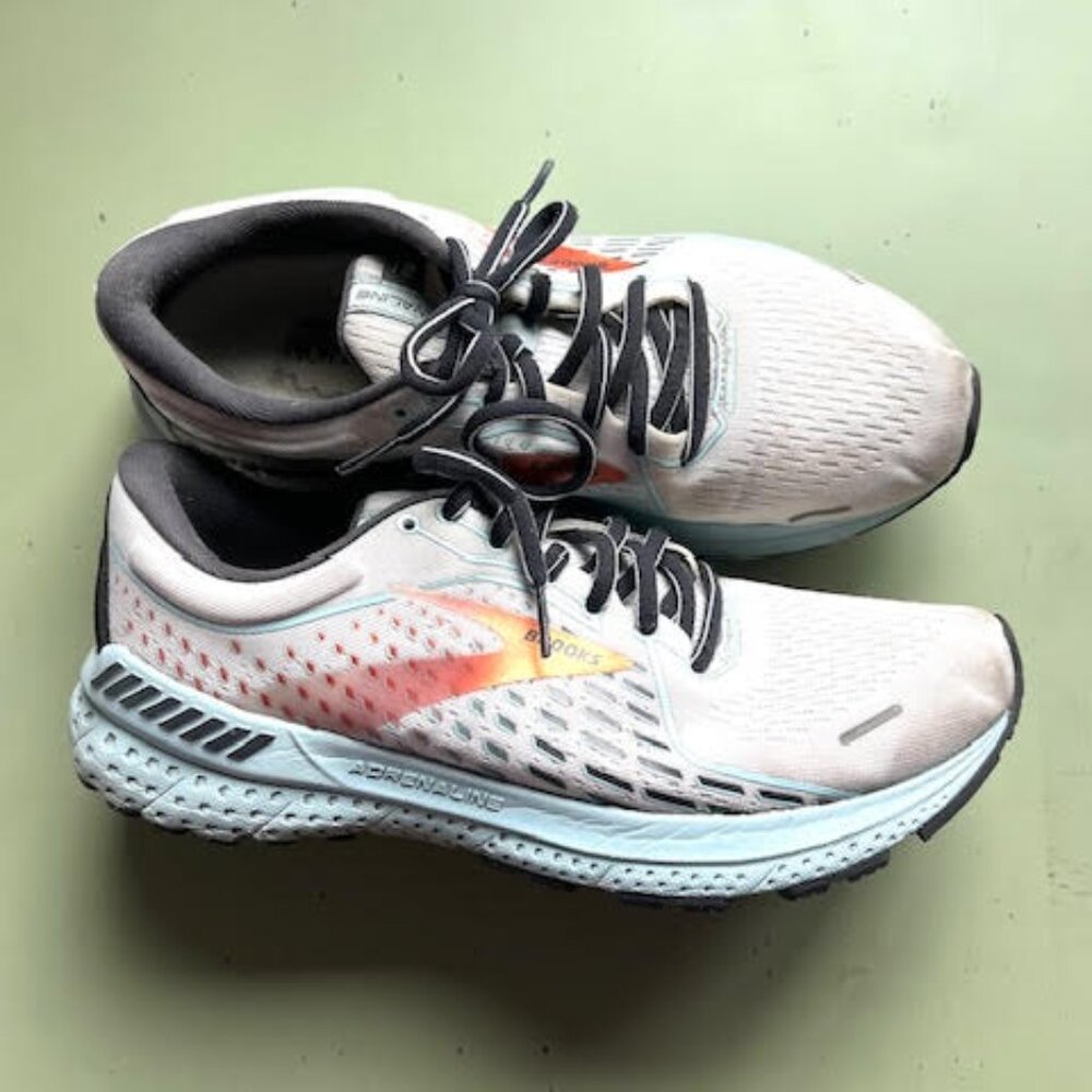 Womens Brooks Adrenaline GTS21 Running Shoes, Size 9.